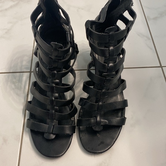 BCBG generation black leather Gladiator rear zipper sandal 10 - Picture 7 of 7